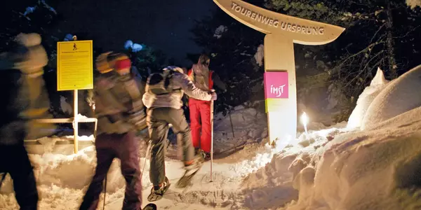 Skitourengeher auf dem Tourenweg Ursprung in Hoch-Imst in der Nacht