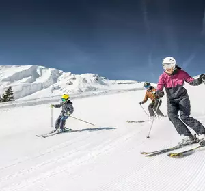 Familie beim Skifahren im Skigebiet Imst in Tirol