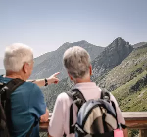 Mann deutet Richtung Berggipfel im Wandergebiet Hoch-Imst