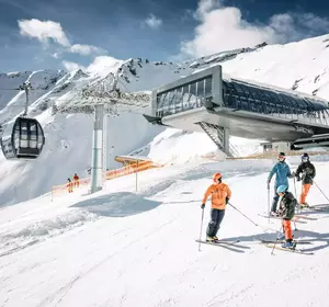 Skigruppe mit 10er-Gondelbahn auf dem Alpjoch in Imst im Winter