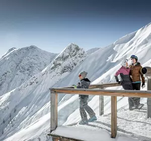 Familie und Ausblick auf dem SunOrama im Skigebiet Imst