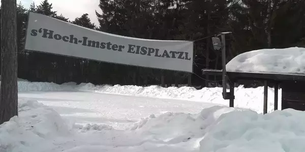 Eislaufplatz in Hoch-Imst im Winter