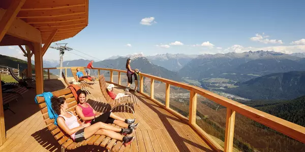 Aussichtsplattform SunOrama im Sommer mit Liegestühlen