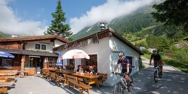 Mountainbiker kommen bei der Latschenhütte in Imst an