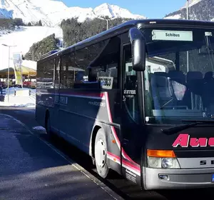 Skibus an der Haltestelle der Talstation im Skigebiet Hoch-Imst in Tirol