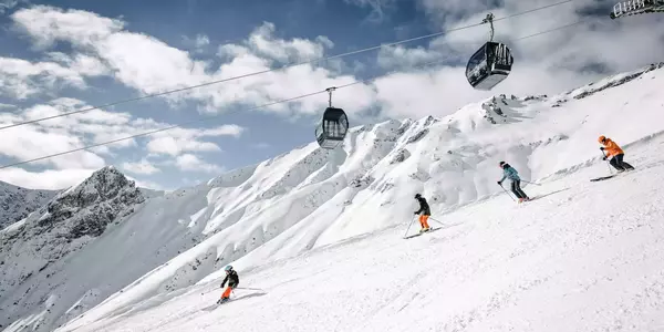 Skifahrer und Gondel im Winter im Skigebiet Hoch-Imst in Tirol