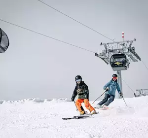 Skifahrer vor der Alpjoch-Gondelbahn in Hoch-Imst in Tirol