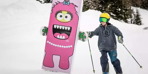 Kinder beim Skifahren im Funpark im Winter