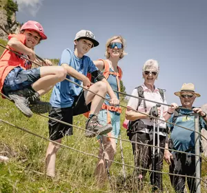 Familie beim Wandern am Vorderen Alpjoch in Imst