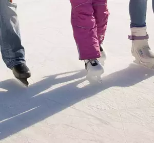Beine von Eisläufern auf dem Eislaufplatz