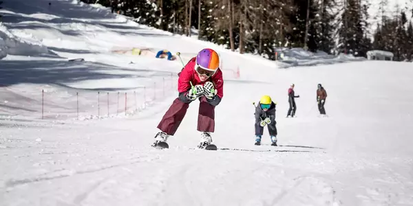 Kinder auf der Skipiste beim Malbachlift im Skigebiet Imst