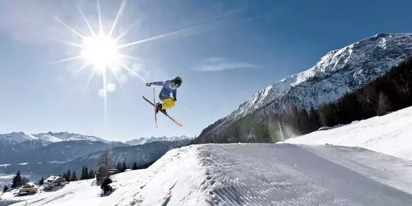 Skifahren sprint über Jump im Funpark in Hoch-Imst