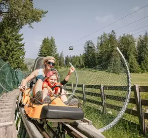 Frau mit Kind auf dem Alpine Coaster in Imst