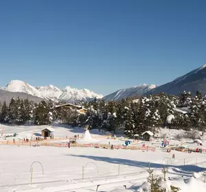 Blick auf die Ski-Übungswiese in Hoch-Imst im Winter