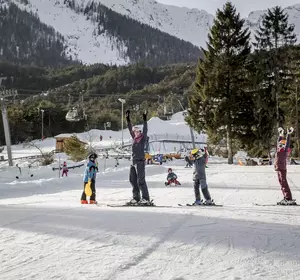 Familie beim Skifahren lernen auf der Übungswiese in Hoch-Imst in Tirol