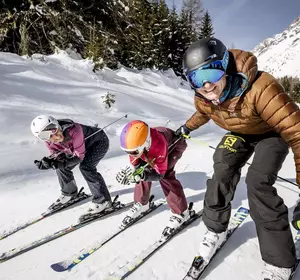 Familie beim Skifahren beim Malchbachlift in Hoch-Imst
