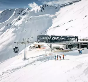 Bergstation Alpjoch mit Gondel und Skifahrern im Winter im Skigebiet Imst